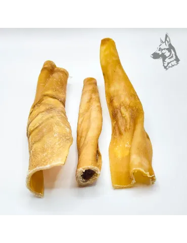 Tiras de piel de caballo deshidratada, con textura firme y colores naturales.