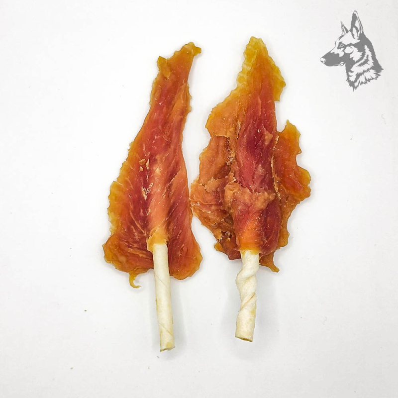 Brocheta de pollo natural para perros, elaborada con tiras de pechuga de pollo envueltas en un palito de piel de vacuno. Snack s