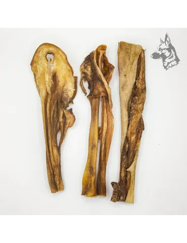 Tres piezas de caravaca de cabra deshidratada con diferentes formas y texturas, ideales como snack duradero para perros. 2