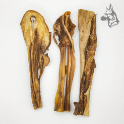 Tres piezas de caravaca de cabra deshidratada con diferentes formas y texturas, ideales como snack duradero para perros. 2