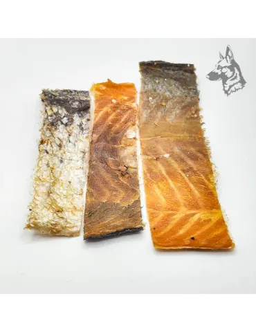 Tres piezas de piel de salmón dispuestas sobre un fondo claro, resaltando su calidad.