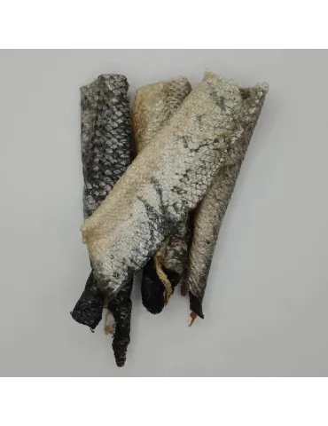 “Snack de piel de salmón deshidratada a granel para perro, textura rugosa, crujiente, ideal como premio natural”.