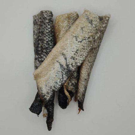“Snack de piel de salmón deshidratada a granel para perro, textura rugosa, crujiente, ideal como premio natural”.