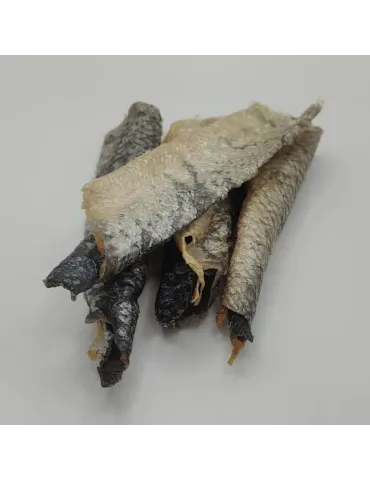 “Snack de piel de salmón deshidratada a granel para perro, textura rugosa, crujiente, ideal como premio natural”. 2