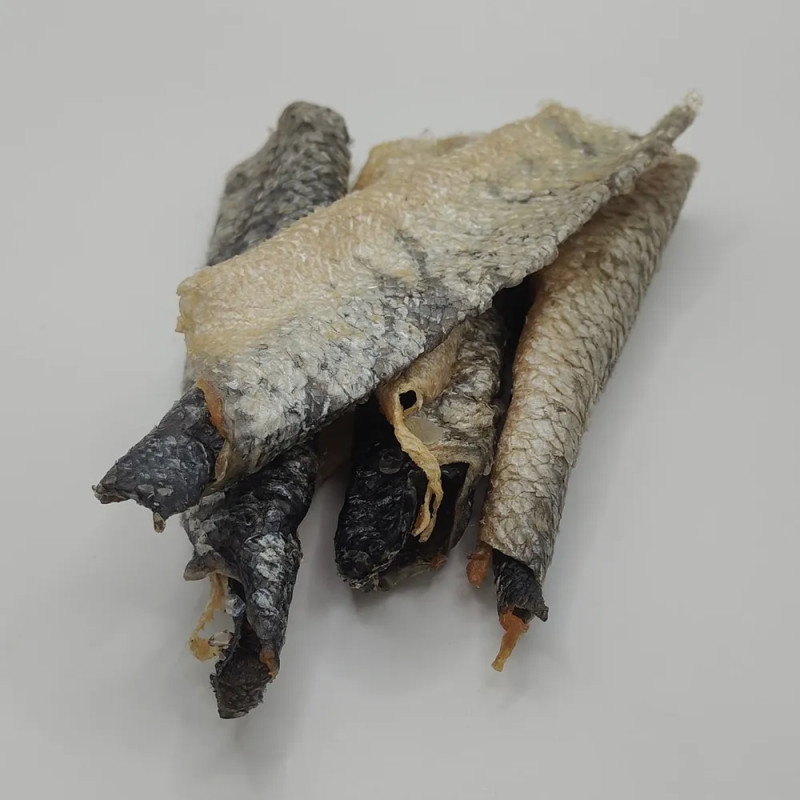 “Snack para perro de piel de salmón enrollada, presentación a granel, natural y rica en omega‑3”.