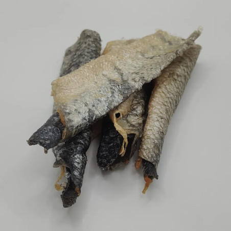 “Snack para perro de piel de salmón enrollada, presentación a granel, natural y rica en omega‑3”.