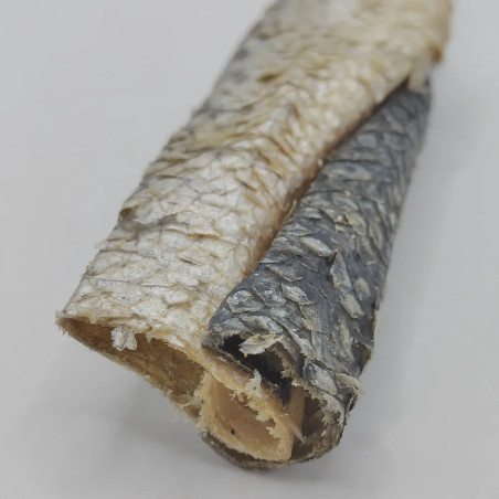 “Vista en primer plano de snack natural de piel de salmón deshidratada para perro, formato a granel”.