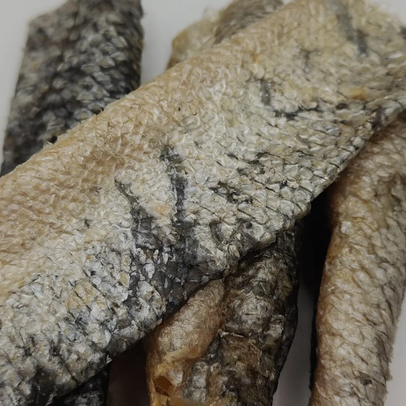 “Detalle de piel de salmón con carne, snack natural para perros, formato a granel”.