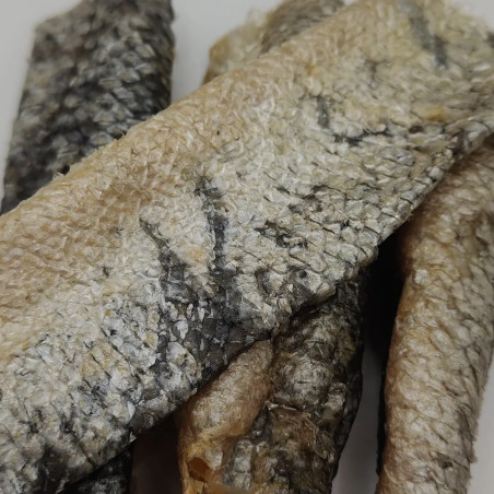 “Detalle de piel de salmón con carne, snack natural para perros, formato a granel”.
