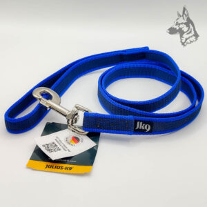 Correa Julius K9 en color azul con goma entretejida, diseñada para proporcionar un agarre antideslizante y duradero. Ideal para paseos y entrenamientos en cualquier condición climática. Incluye un mosquetón resistente y un diseño práctico y confiable.