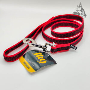 Correa Julius K9 en color rojo con goma entretejida, diseñada para ofrecer un agarre antideslizante y resistente. Ideal para paseos y entrenamientos en cualquier condición climática. Incluye un mosquetón de alta calidad y un diseño robusto y funcional.