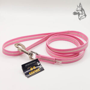 Correa Julius K9 IDC en color rosa, fabricada con materiales resistentes y cubierta de silicio fosforescente. Incluye un mosquetón de alta calidad y diseño antideslizante para paseos seguros y cómodos con tu peludo, incluso en condiciones de poca luz.