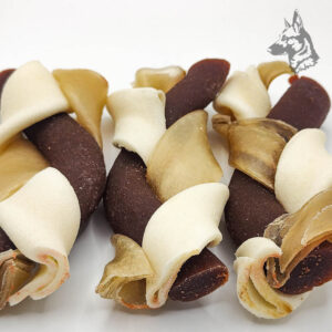 Maxi Trenza de Ternera: snack natural para perros, elaborado con piel de vacuno y ternera prensada. Textura duradera ideal para el entretenimiento, fortalecimiento dental y aporte proteico de calidad.