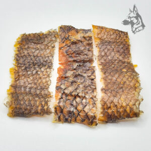 Piel de merluza deshidratada en tiras, con un patrón de escamas natural.