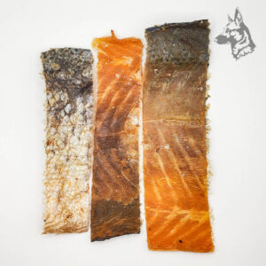 Piel de salmón deshidratada en tres tiras, con escamas visibles y un tono brillante.