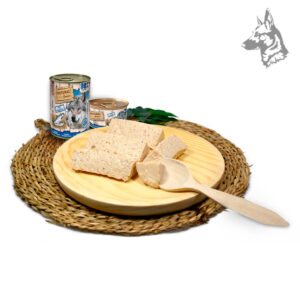 Comida húmeda Natural Greatness de salmón monoproteico servida en trozos sobre una tabla de madera. Alimento natural para perros sin cereales y con ingredientes de alta calidad.
