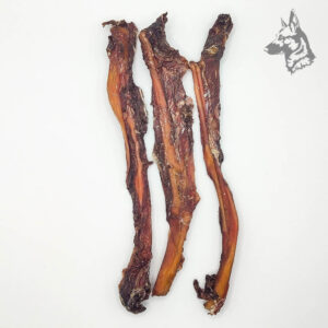 Tres piezas de tendón de ciervo con carne deshidratadas, mostrando su forma alargada y fibrosa.