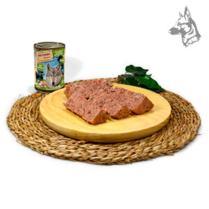 Comida húmeda Natural Greatness de ternera Angus con setas, jengibre y romero servida sobre un plato de madera. Alimento con textura jugosa y suave, listo para su consumo.