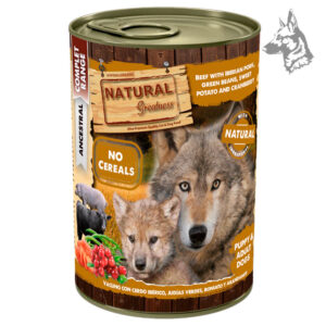Lata de comida para perros de la marca Natural Greatness, con una receta de vacuno y cerdo ibérico acompañada de judías verdes, boniato y arándanos. Destaca su fórmula sin cereales y apta para perros adultos y cachorros.