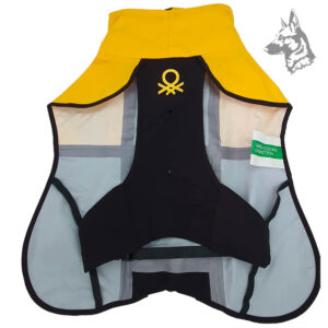 Vista interna completa del abrigo impermeable para perros en color amarillo y negro – Forro ligero y transpirable con ajuste seguro para paseos bajo la lluvia.