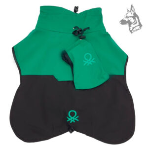 Vista superior del chubasquero para perros Benetton en color verde y negro con bolsillo – Diseño premium, transpirable e impermeable, con ajuste seguro y materiales de alta calidad. Incluye bolsa de transporte para mayor practicidad.