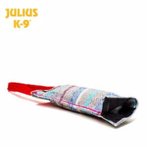 Mordedor Julius-K9 de tela francesa para perros – Diseñado para entrenamientos profesionales y juegos de motivación. Fabricado con material de tela francesa ultra resistente y costuras reforzadas para mayor durabilidad. Incluye asa de agarre ergonómica en color rojo, ideal para un control seguro y cómodo. 🦴 ¡Rellenable! Se puede rellenar con tela (incluida) y comida para hacerlo más atractivo y motivador para los perros. Perfecto para mejorar la mordida, reforzar la obediencia o incluso para jugar a buscar, fomentando el instinto de caza y la diversión.