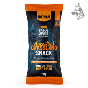 Bolsa de snacks complementarios para perros de Primal Spirit, hechos con carne y pescado frescos. Presentación de 110 g con diseño azul oscuro y detalles en naranja.