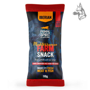 Bolsa de snacks naturales para perros de Primal Spirit, con ingredientes frescos de carne y pescado. Presentación de 110 g con diseño azul oscuro y detalles en rojo.