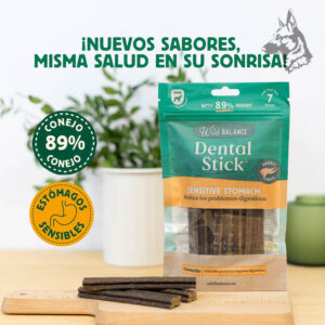 Sticks dentales de conejo con camomila y salvia sobre una tabla de madera, resaltando sus beneficios para perros con estómagos sensibles.