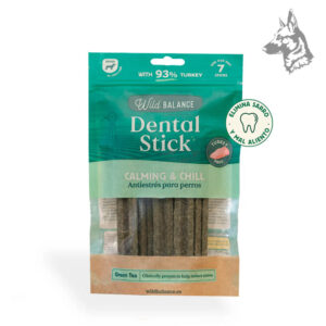 Bolsa de sticks dentales Wild Balance "Calming & Chill" con pavo (93%) y té verde. Producto diseñado para perros, ayuda a reducir el sarro y el mal aliento. Presentación en paquete verde con detalles informativos sobre sus beneficios calmantes y digestivos.