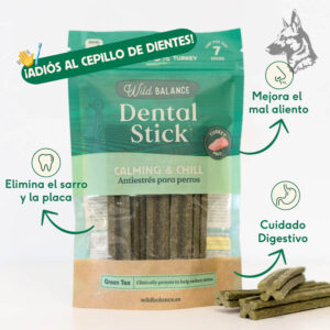 Pack de sticks dentales Wild Balance "Calming & Chill" con anotaciones resaltando sus beneficios: "¡Adiós al cepillo de dientes!" Elimina sarro y placa, mejora el aliento y favorece la digestión. Incluye ingredientes naturales como té verde y pavo.