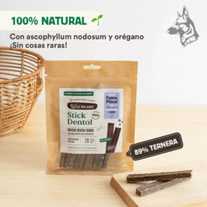 Presentación del paquete de Sticks Dentales de Ternera en una mesa con fondo natural, destacando su composición 100% natural con ascophyllum nodosum y orégano. Se enfatiza su contenido de 89% ternera con un sello llamativo.