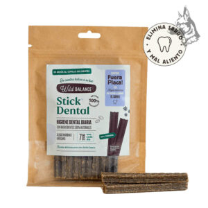 Imagen 1: Bolsa de Sticks Dentales de Ternera de Wild Balance, con ingredientes 100% naturales, incluyendo algas marinas y orégano. Destaca su efecto para eliminar el sarro y el mal aliento. Se muestra el paquete con los sticks en su interior y un sello que indica "Elimina sarro y mal aliento"