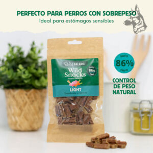 Premios Wild Snacks Light para perros con sobrepeso, con 86% pavo. Texto: 'Perfecto para perros con sobrepeso', 'Control de peso natural', 'Ideal para estómagos sensibles'.
