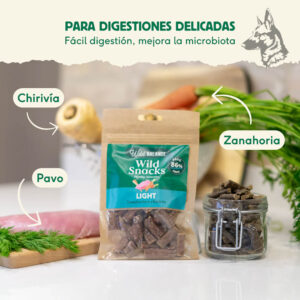 Wild Snacks Light con ingredientes naturales: pavo, zanahoria y chirivía. Imagen con envase del producto y los ingredientes frescos. Texto: 'Para digestiones delicadas', 'Fácil digestión, mejora la microbiota'.