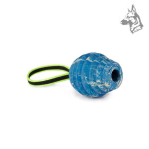 Pelota Julius-K9 Duoplay en color azul con diseño texturizado y orificio central, ideal para rellenar con premios y fomentar la estimulación mental del perro.